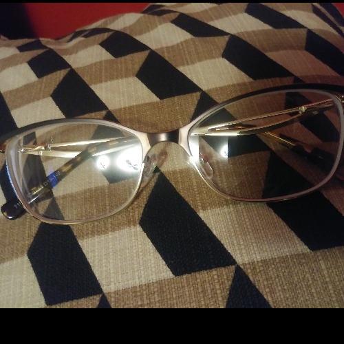 Cute frames, love the brown and gold combo. 